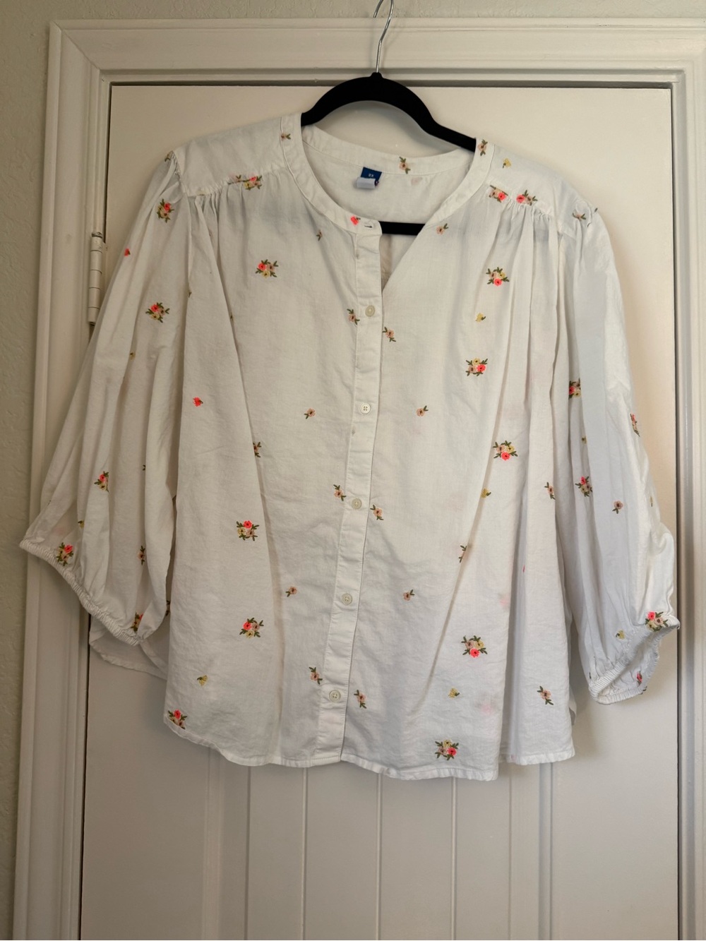 Old Navy White Button-Front Floral Embroidered Blouse